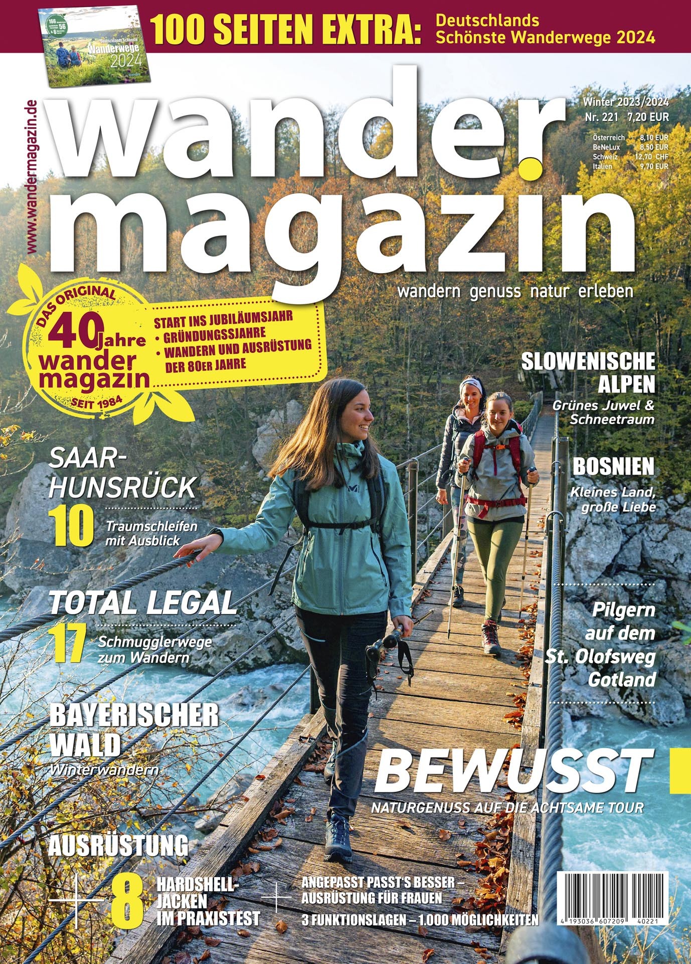 Cover des Magazins „Wandermagazin“ mit einer Gruppe Frauen, die eine Holzbrücke über einen Bach überqueren. Im Hintergrund ein herbstlicher Wald. Themen: Wanderungen in Slowenien, Bayerischer Wald.